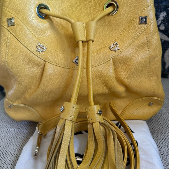 MCM Lemon Yellow Leather Bucket bag with strap - Picture 3 of 13